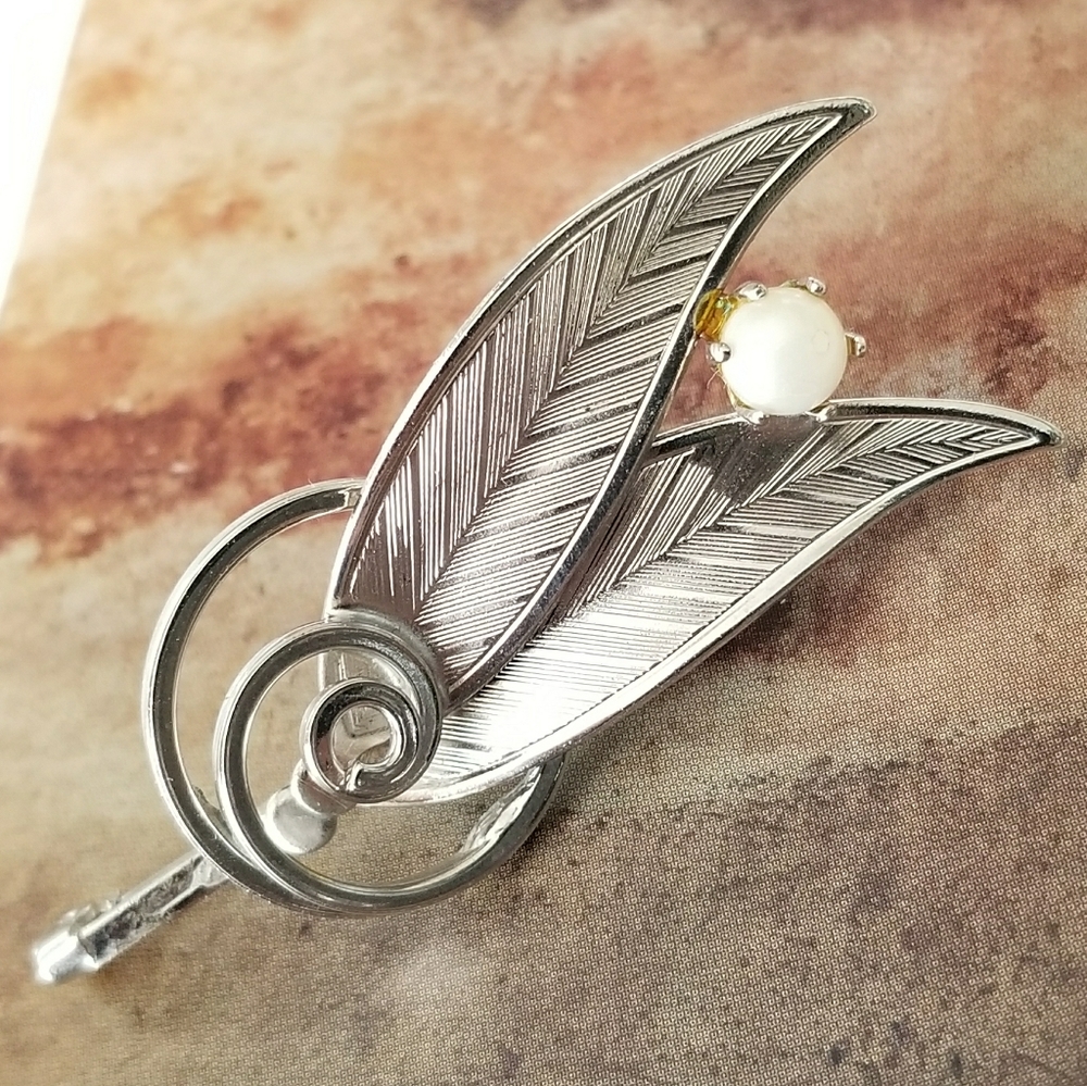 Relisted -Vintage leaf brooch silver tone pearl - Picture 1 of 10